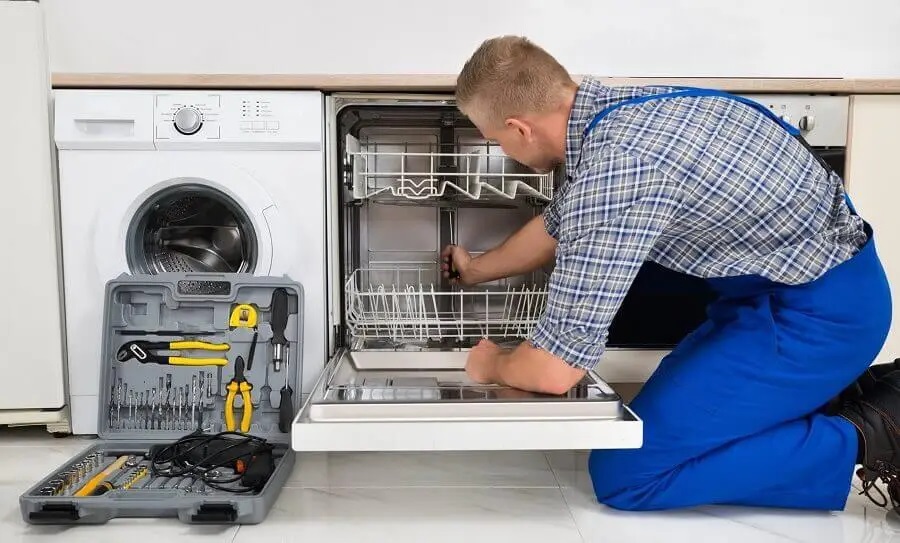 Güdül Hitachi servisi teknisyen ekibi beyaz eşya tamiri yaparken